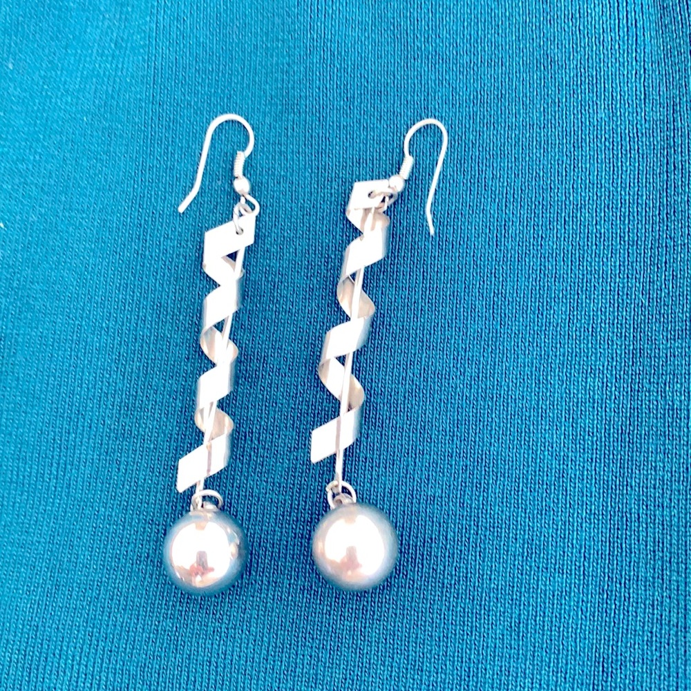 Fashionable earrings,3.5” length spiral sphere